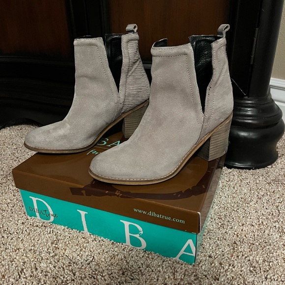 Diba True Women's Gray Suede Ankle Booties size 7, Gorgeous! - Picture 2 of 4